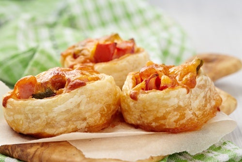 Rollitos de pizza rellenos de jamón y queso