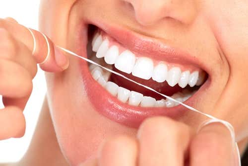 prevenir las caries: utilizar seda dental