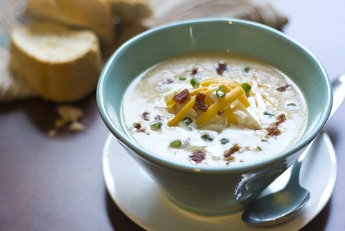 Sopa de queso y cerveza, con bacon y picatostes