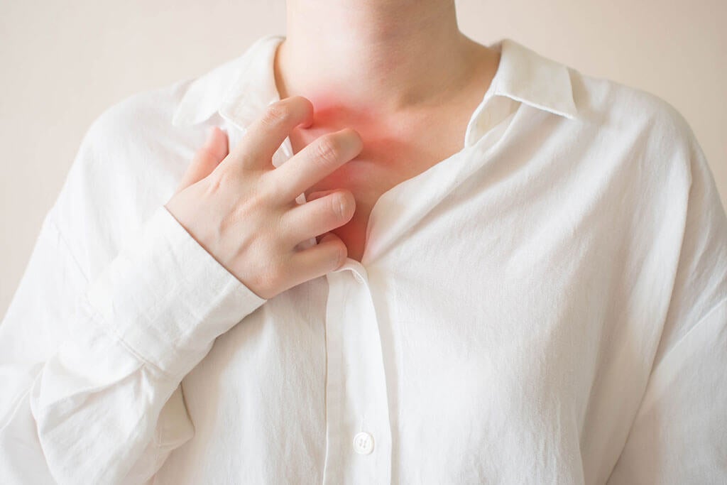 ¿Te duelen o pican los senos? Estas podrían ser las posibles causas