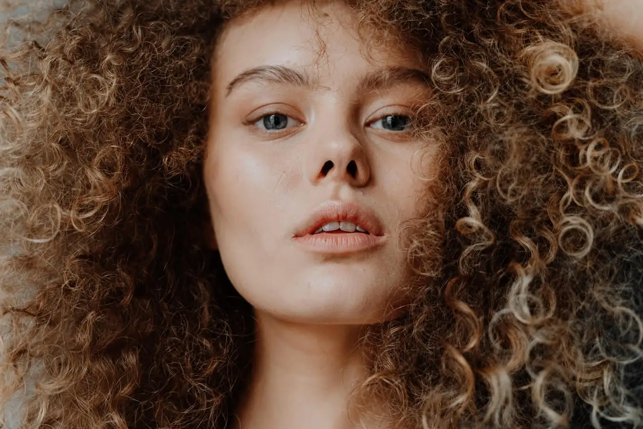 La mujer salvaje exhibe su belleza natural sin tapujos.