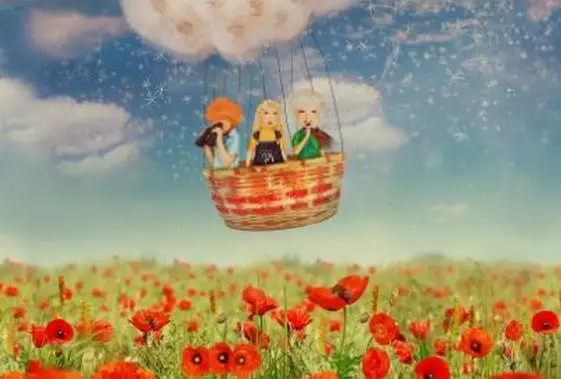 Mulheres andando de balão