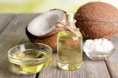 Tratar las quemaduras y el acné con el aceite de coco