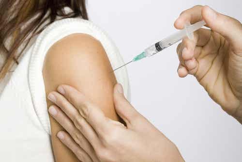 Mujer recibiendo una vacuna contra la influenza