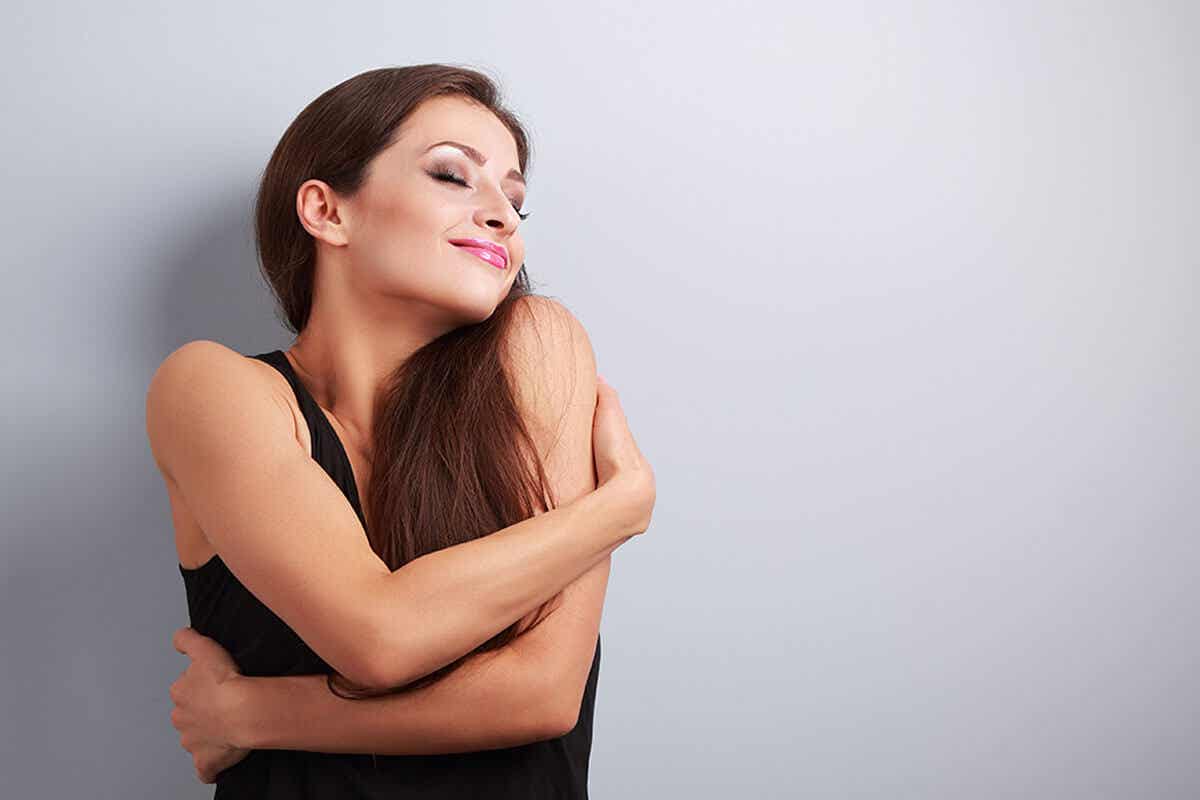 Kontrollfreaks - Frau umarmt sich selbst