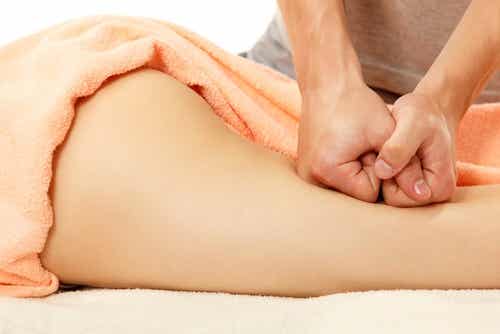 Un masaje puede ser útil frente al lipedema.