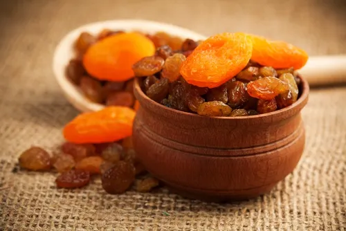 Cuenco con fruta deshidratada
