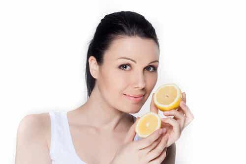 El jugo de limón es muy útil para eliminar las manchas de la piel.
