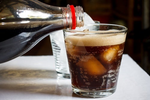 ¿Sabes lo que ingieres al beber un refresco?