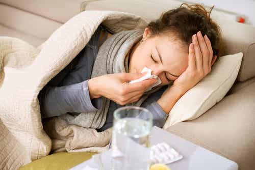 Mujer enferma de gripe