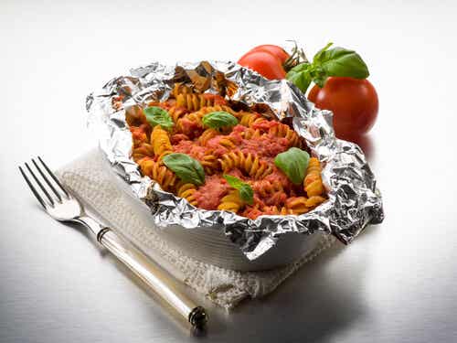 No uses papel de aluminio para cocinar