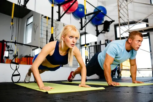 pareja-practicando-crossfit