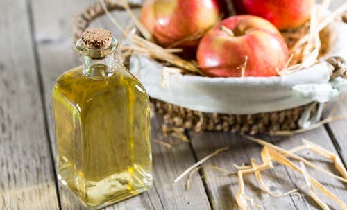Productos del hogar que sirven como remedios: vinagre de manzana