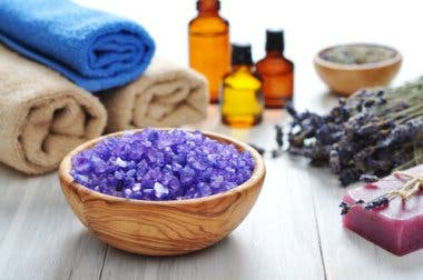 ¿Cómo hacer 5 baños desintoxicantes y rejuvenecedores?