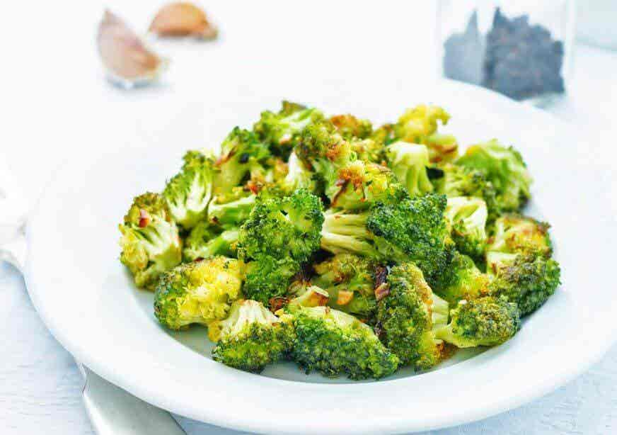 ¿Cómo preparar una ensalada saludable de brócoli?