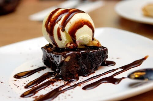 Brownie acompañado con helado
