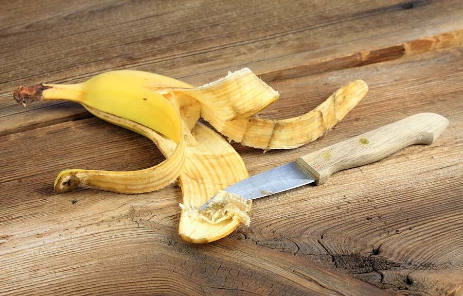 Cáscara de banana y cuchillo.