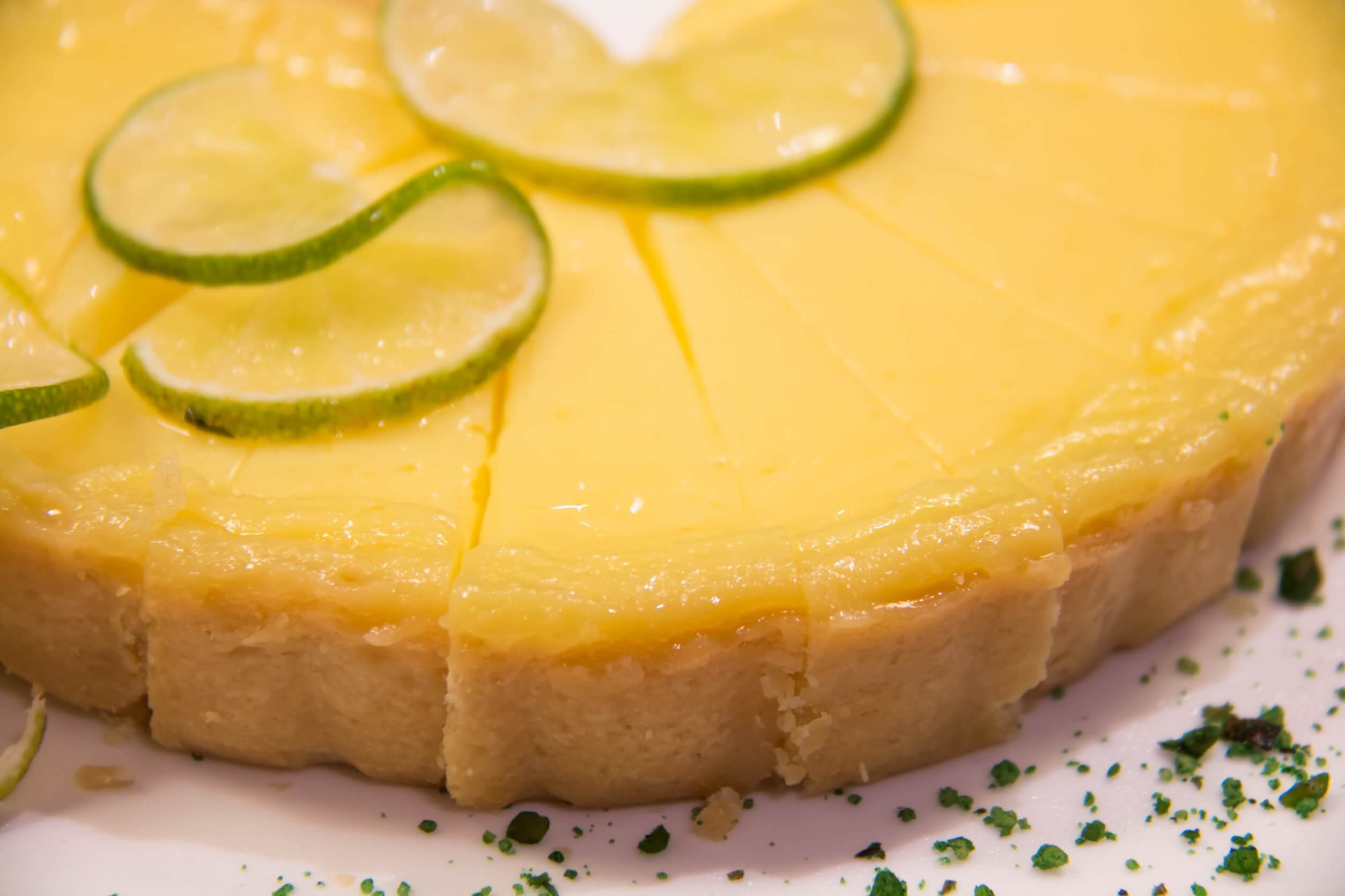 Un pastel de limón sin gluten puede hacerse tipo cheesecake