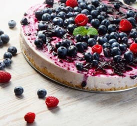 Cheesecake de chocolate blanco y arándanos