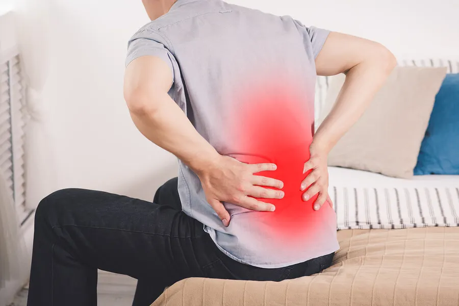 Hombre con dolor de pielonefritis