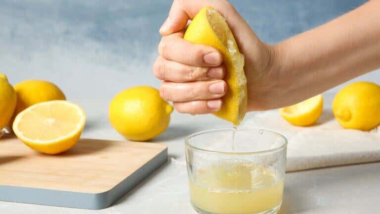Con limón puedes preparar uno de los mejores jugos contra las piedras en los riñones
