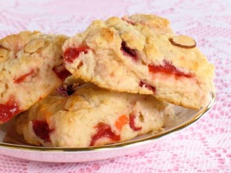 Galletas con trozos de cereza y chocolate blanco