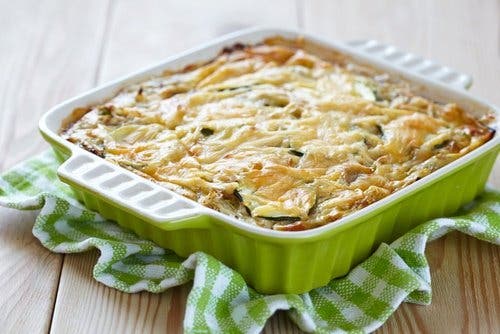 Podemos elaborar un pastel de calabacín muy sencillo y pocos ingredientes.