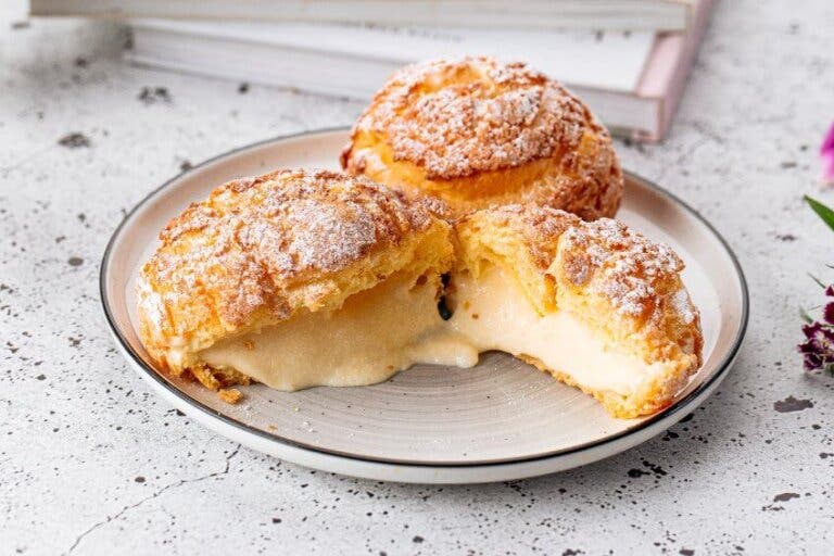 Pastelitos de hojaldre con crema pastelera