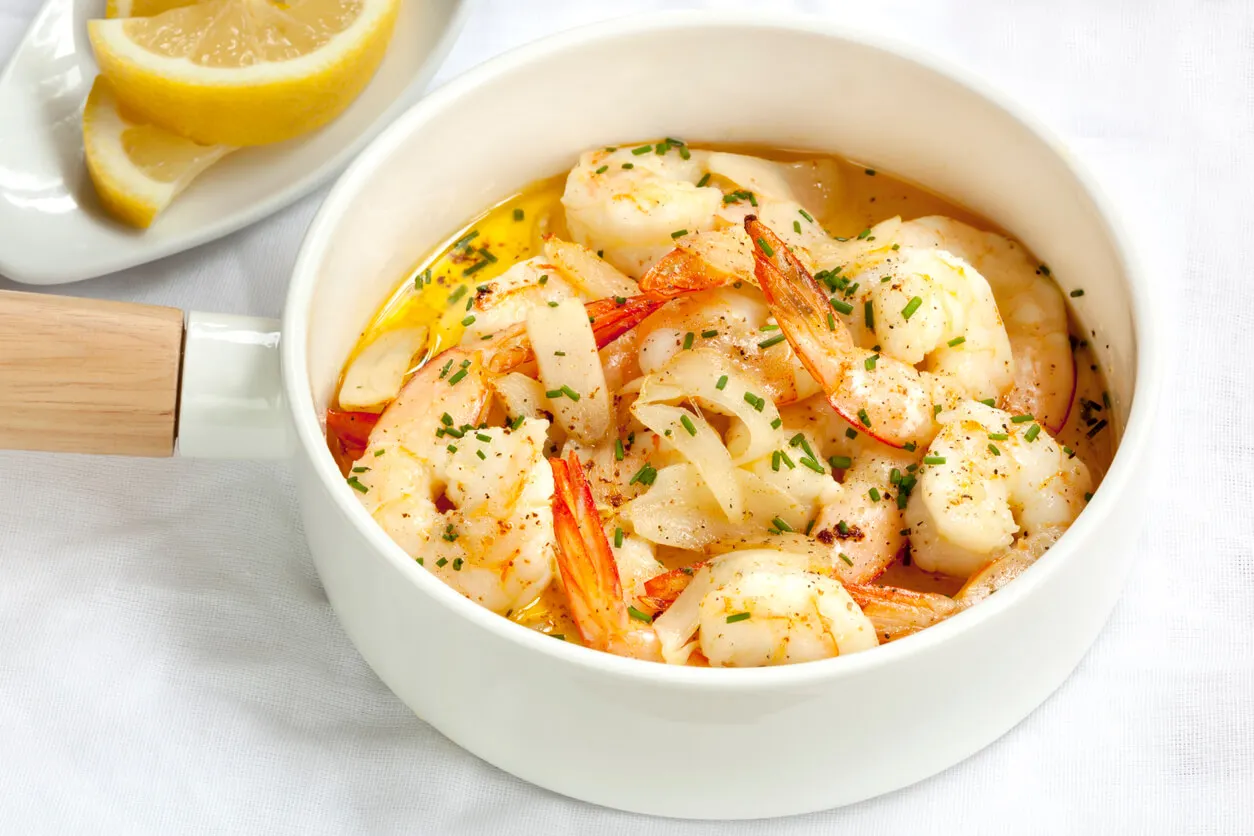 Gambas al ajillo servidas en un cazo.