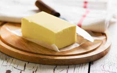 La mantequilla es un ingrediente que se debe incorporar en la sopa de crema de pollo. 