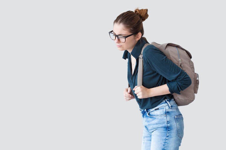 ¿De qué modo sueles llevar tu bolso? ¡Aprende a cuidar de tu espalda!