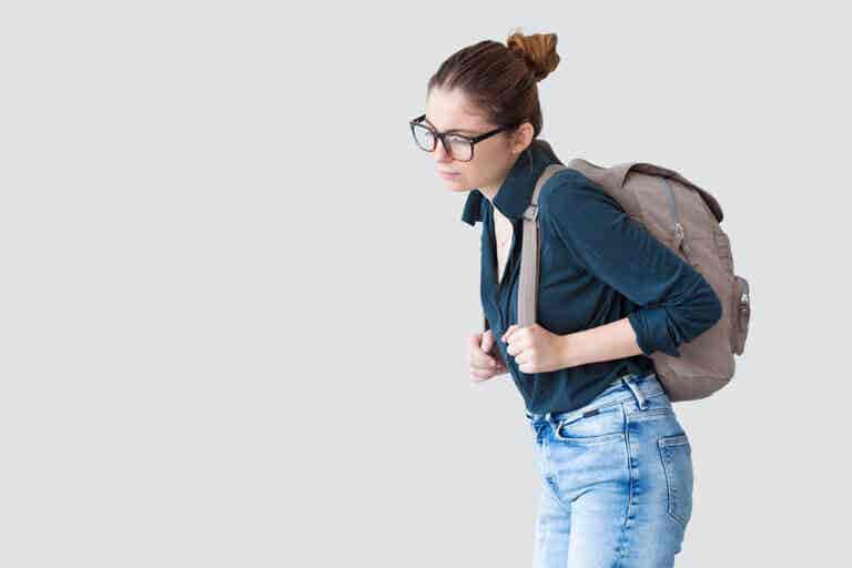 ¿De qué modo sueles llevar tu bolso?  ¡Aprende a cuidar de tu espalda!