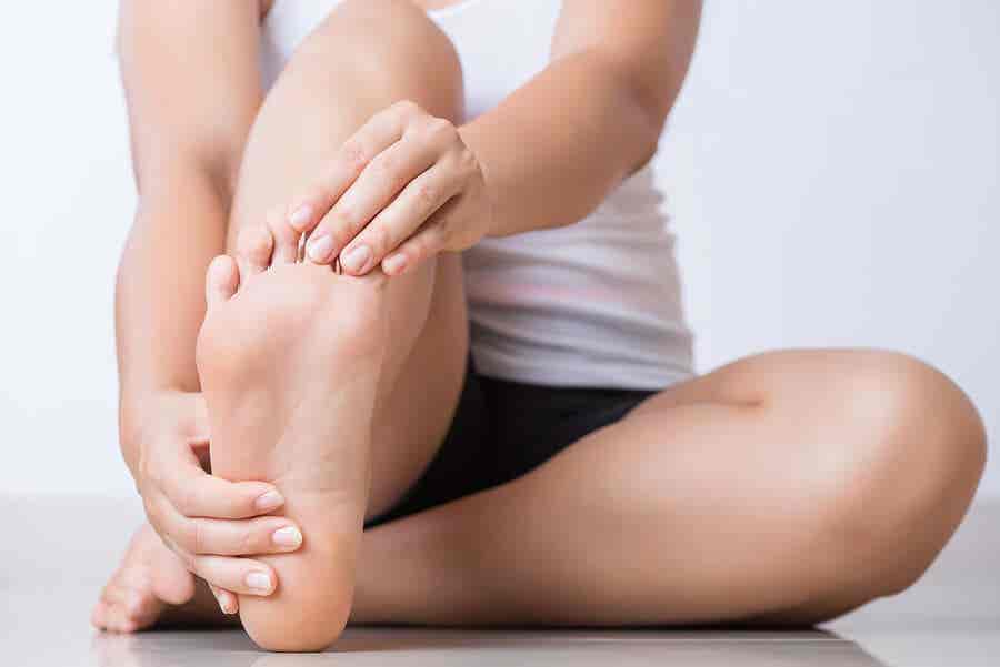 Existen varias causas detrás de los pies y tobillos hinchados.