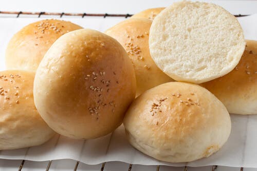 Aprende a hacer un pan de hamburguesa casero y tierno.