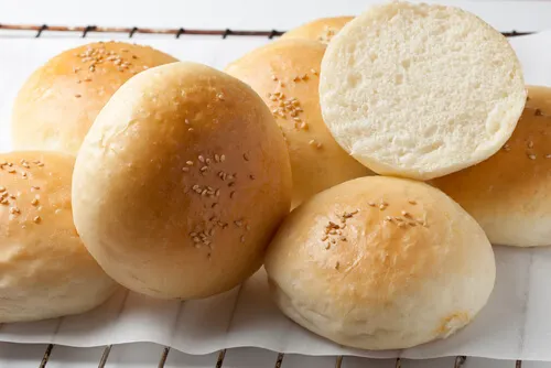 Aprende a hacer un pan de hamburguesa casero y tierno.