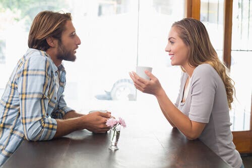 Pareja haciéndose preguntas para enamorarse y enamorar
