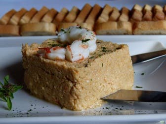 Pastel frío de marisco con pan de molde