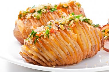 Patatas rellenas al horno estilo hasselback