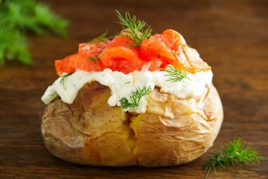 Patatas asadas con salmón ahumado y queso