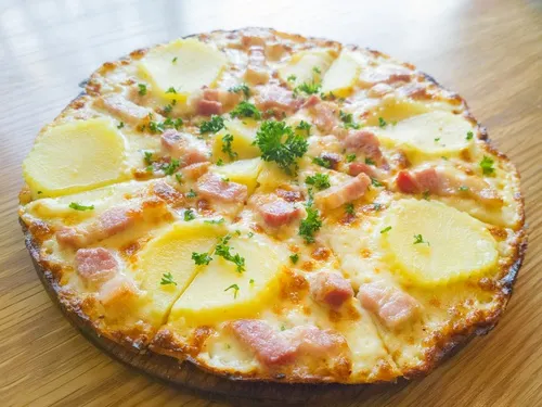 pizza de patata y salchichas