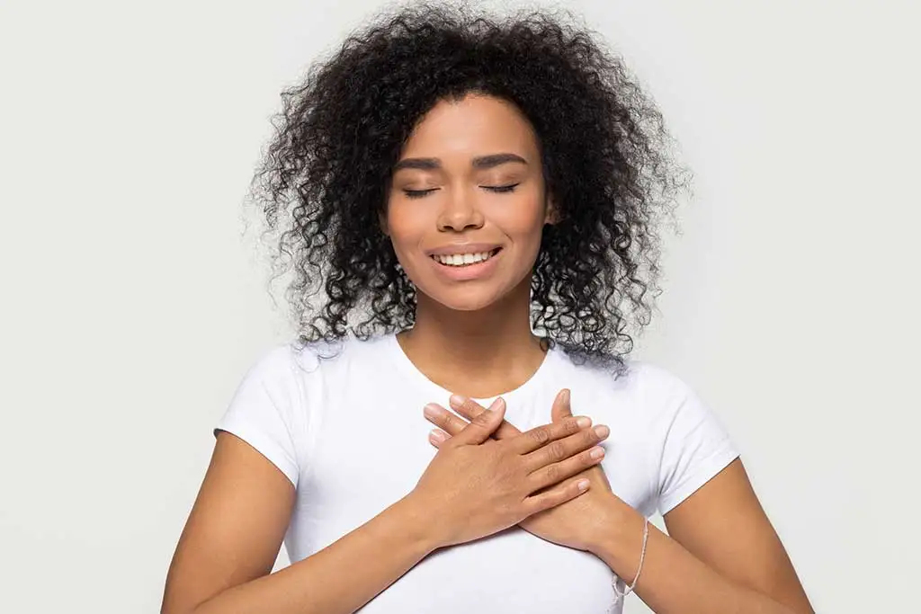Mujer que expresa gratitud.