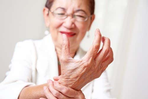 Ernährung und Arthritis - Frau mit Schmerzen im Handgelenk