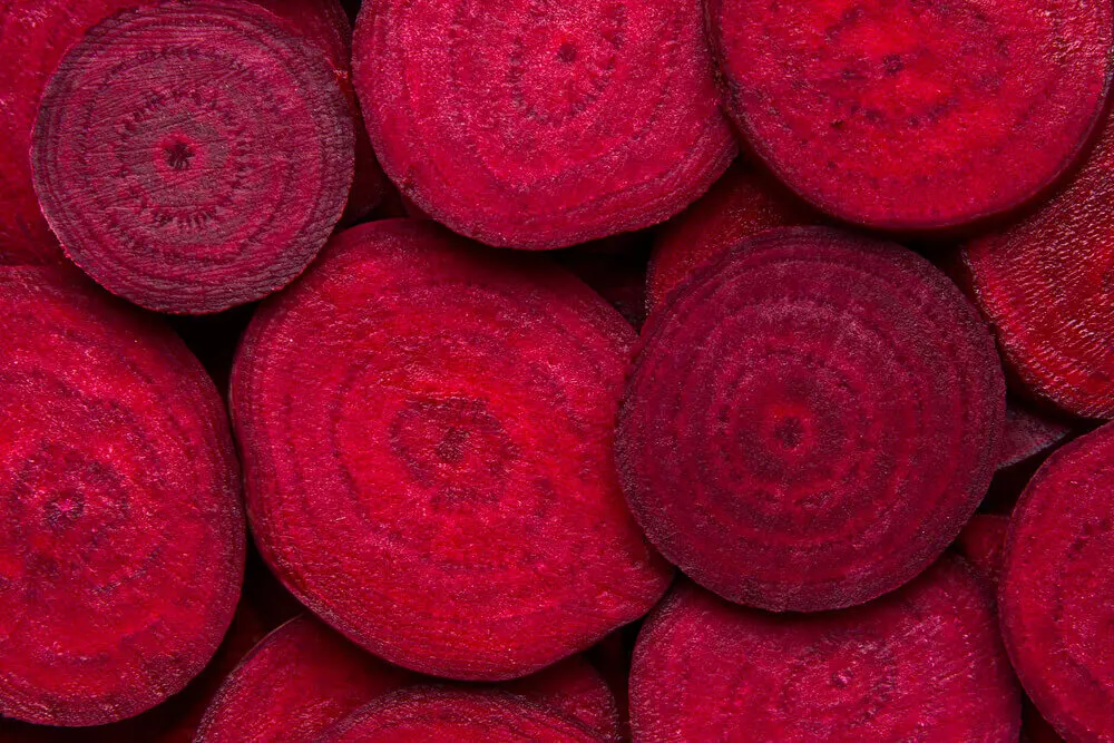 Remolachas frescas en rodajas para comer.