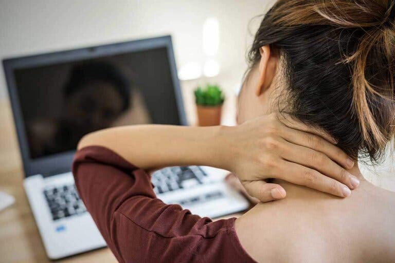 ¿Te duele el cuello o está rígido? ¡Descubre los remedios caseros para tu tratamiento!