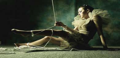 Manipuladores cotidianos: mujer atada con cuerdas