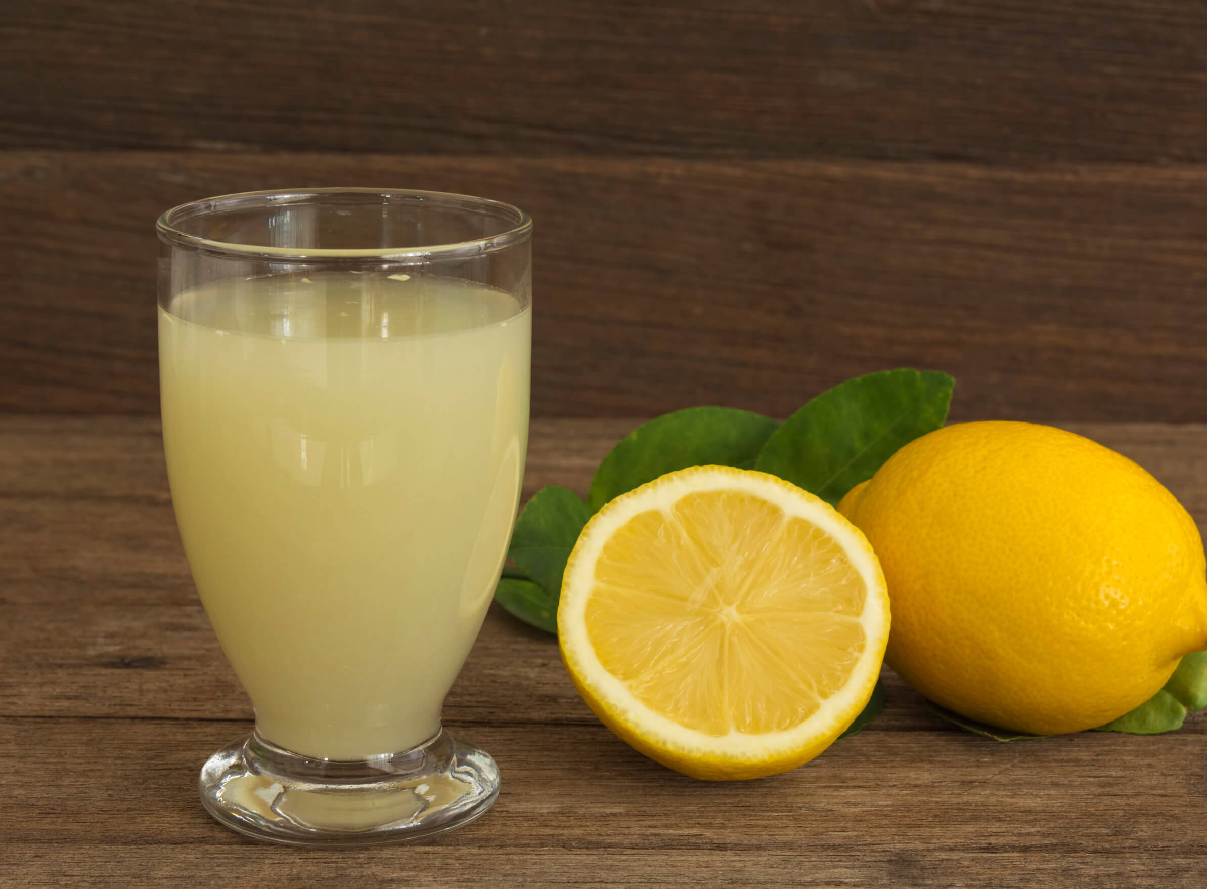 Prenez soin de votre cœur et de votre foie grâce à l'eau tiède au citron.