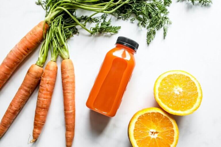 Zumo de zanahoria, naranja y perejil para perder peso
