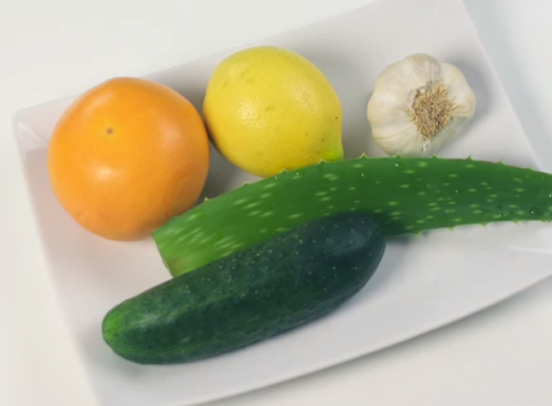 Zumo de limón, pepino, ajo, sábila y toronja para reducir el colesterol