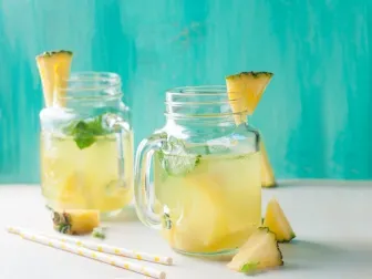 Agua de piña para tratar la retención de líquidos