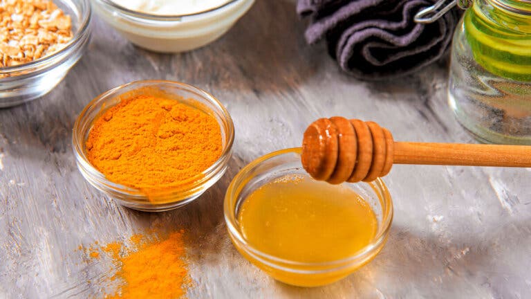 Cúrcuma con miel de abejas: un remedio que no tiene precio